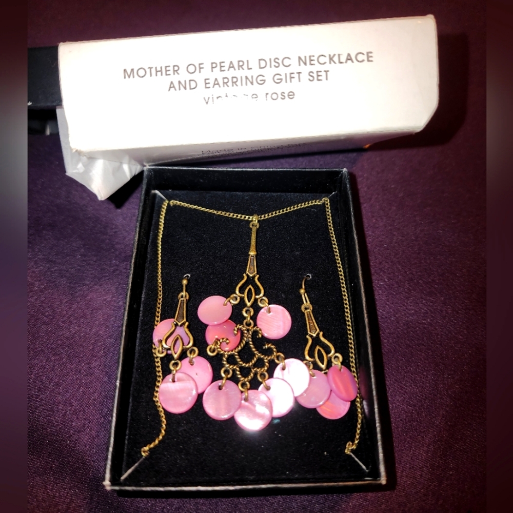 AVON Necklace and Earring Gift Set